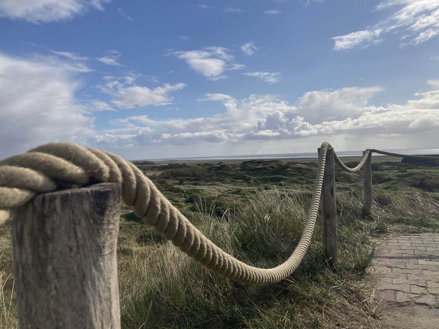 Langeoog von der Melkhörndüne aus. Im Vordergrund ein Seil als Absturzsicherung