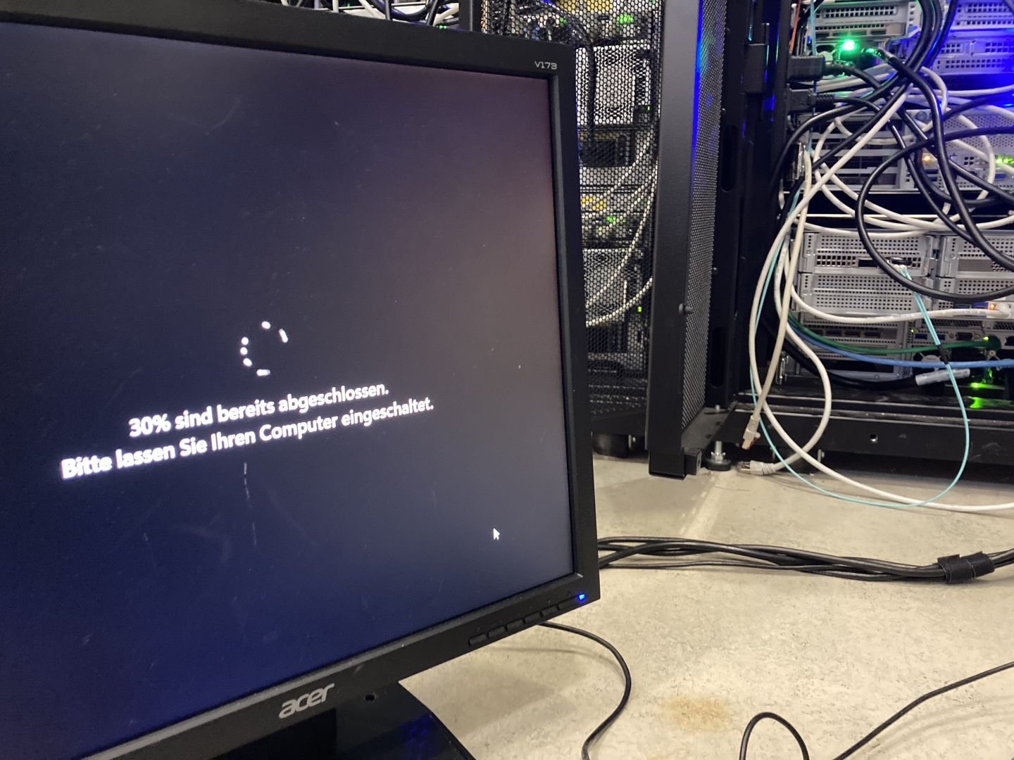 Bildschirm mit Windows Updateinstallation auf der Rückseite eines 19 Zoll Racks
