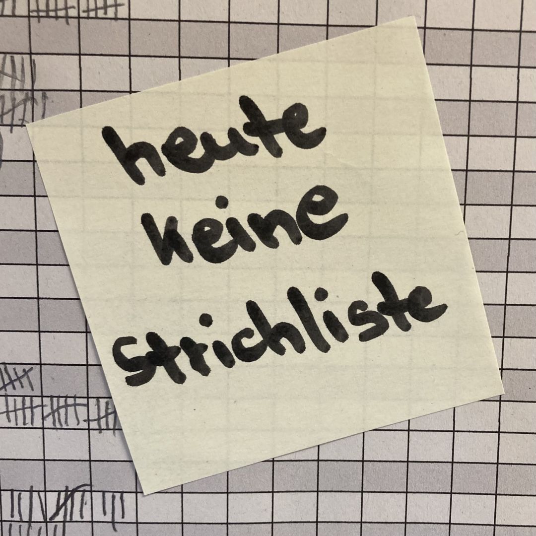 PostIt  beschriftet mit „Heute keine Strichliste“ auf der Kaffe-Strichliste